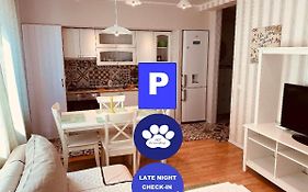 Igi White Flat With Free Private Parking